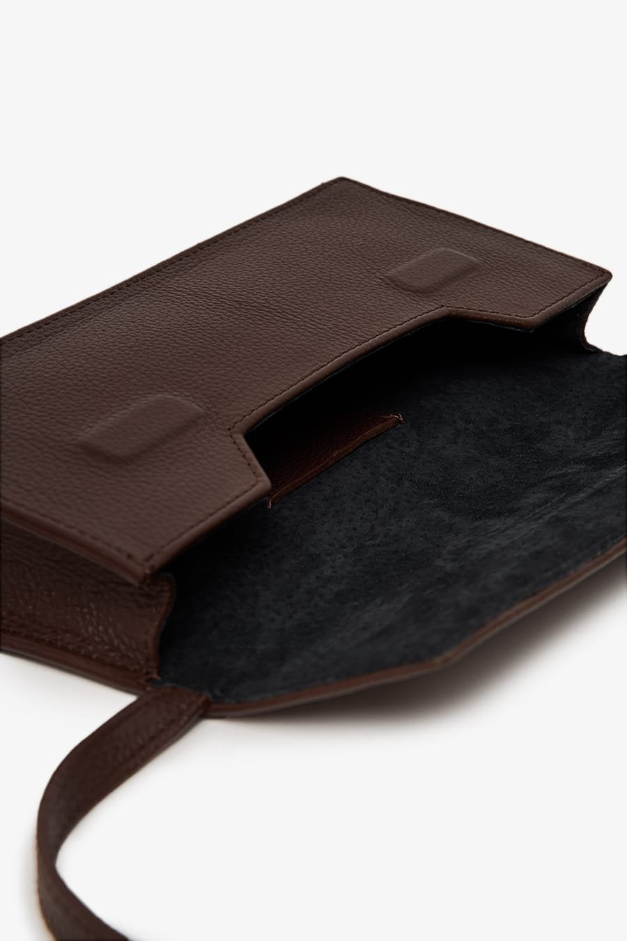 Mini leather purse with enough room to fit all your essentials. Made with 100% leather free from animal abuse. Ethically made in Portugal.