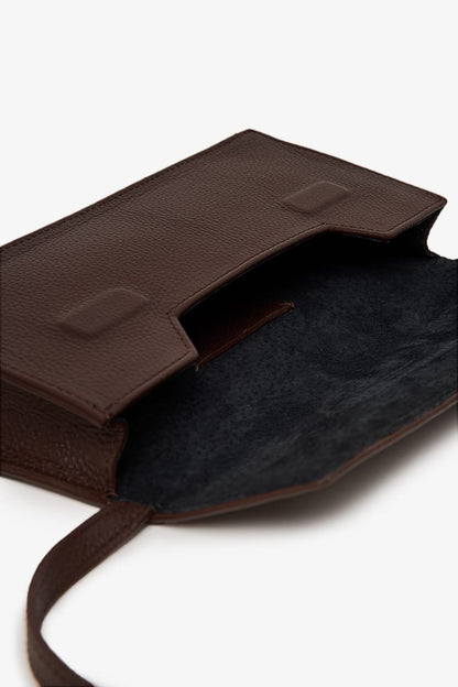 Mini leather purse with enough room to fit all your essentials. Made with 100% leather free from animal abuse. Ethically made in Portugal.