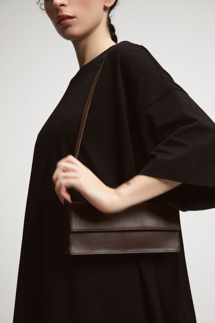 Mini leather purse with enough room to fit all your essentials. Made with 100% leather free from animal abuse. Ethically made in Portugal.