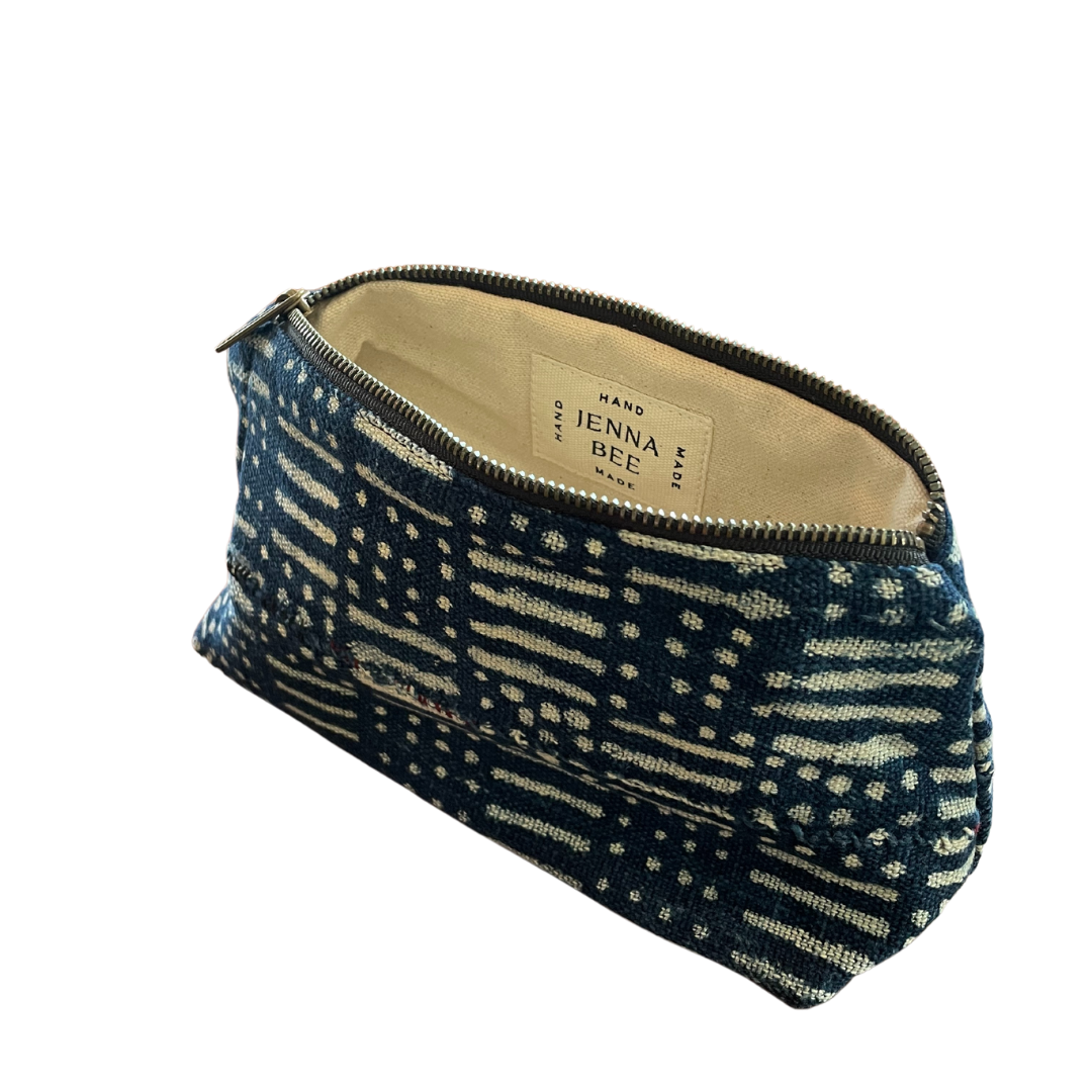Jenna Bee's classic cosmetic bag is created with function in mind. It’s stylish but also multi-purposeful and can be used as your everyday toiletries bag, a purse organizer, or a clutch. It's our dream travel accessory. Made from authentic African Mud Cloth and fully lined with natural canvas.