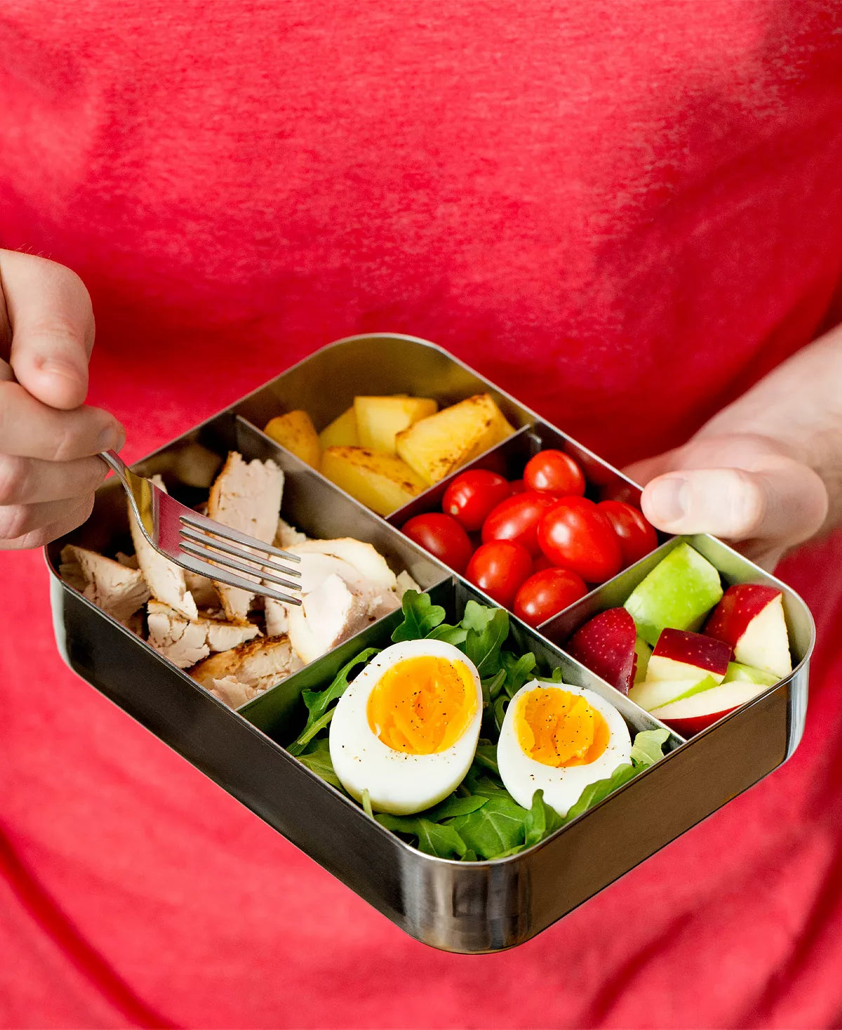 This spacious, stainless steel bento box features five compartments, making it easy for you to add variety to your child’s meal. Kids love the cinco because it keeps food neat and separate without the need for multiple containers.