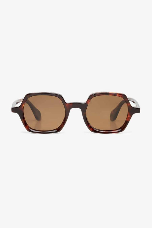 Pantos-shaped sunglasses with round bridge and flat eyebrow. Acetate front and temples. Exterior logos on the upper part of the front of the frame. 100% UV protection. Ethically made in Spain.