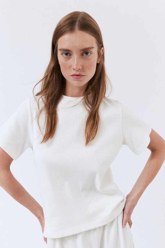 amt. studio Bahia ribknit t-shirt is perfect to use all year long. Not too long, so pairs perfectly with your high waisted pants. 100% organic cotton