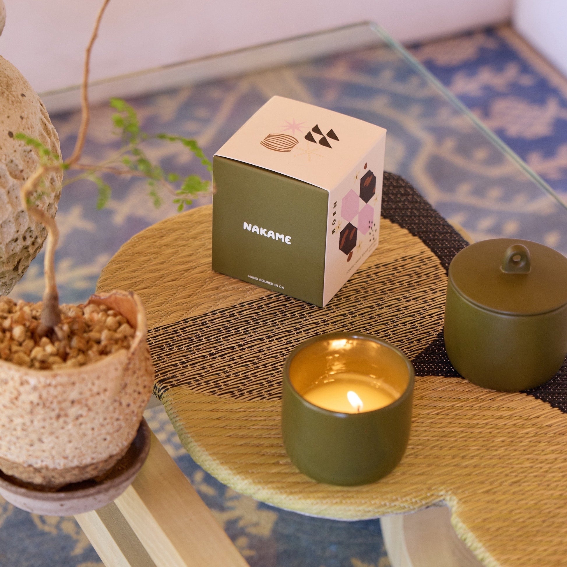 Scents of 
whisked matcha, shiso, flowering yoshino, yuzu lime, chilled sake

Roen candles are hand poured in their Southern California studio using a coconut + soy wax blend for a natural, clean burn.