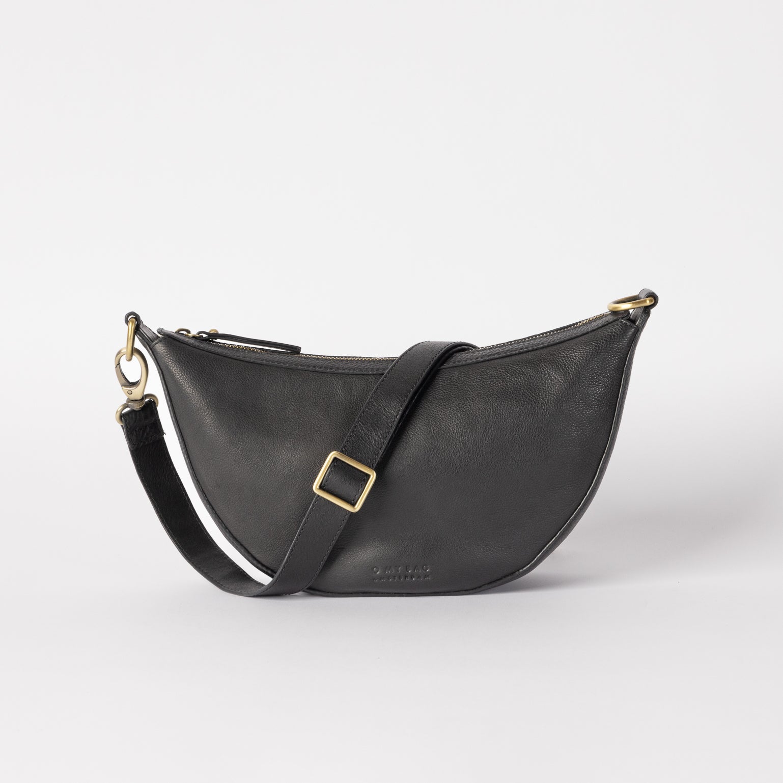 The Leo cross body bum bag can be worn across the body as a bum bag, or on the shoulder as chic arm candy. Leo is unisex, catering to everyone who embraces that bumbag style. Made in India.