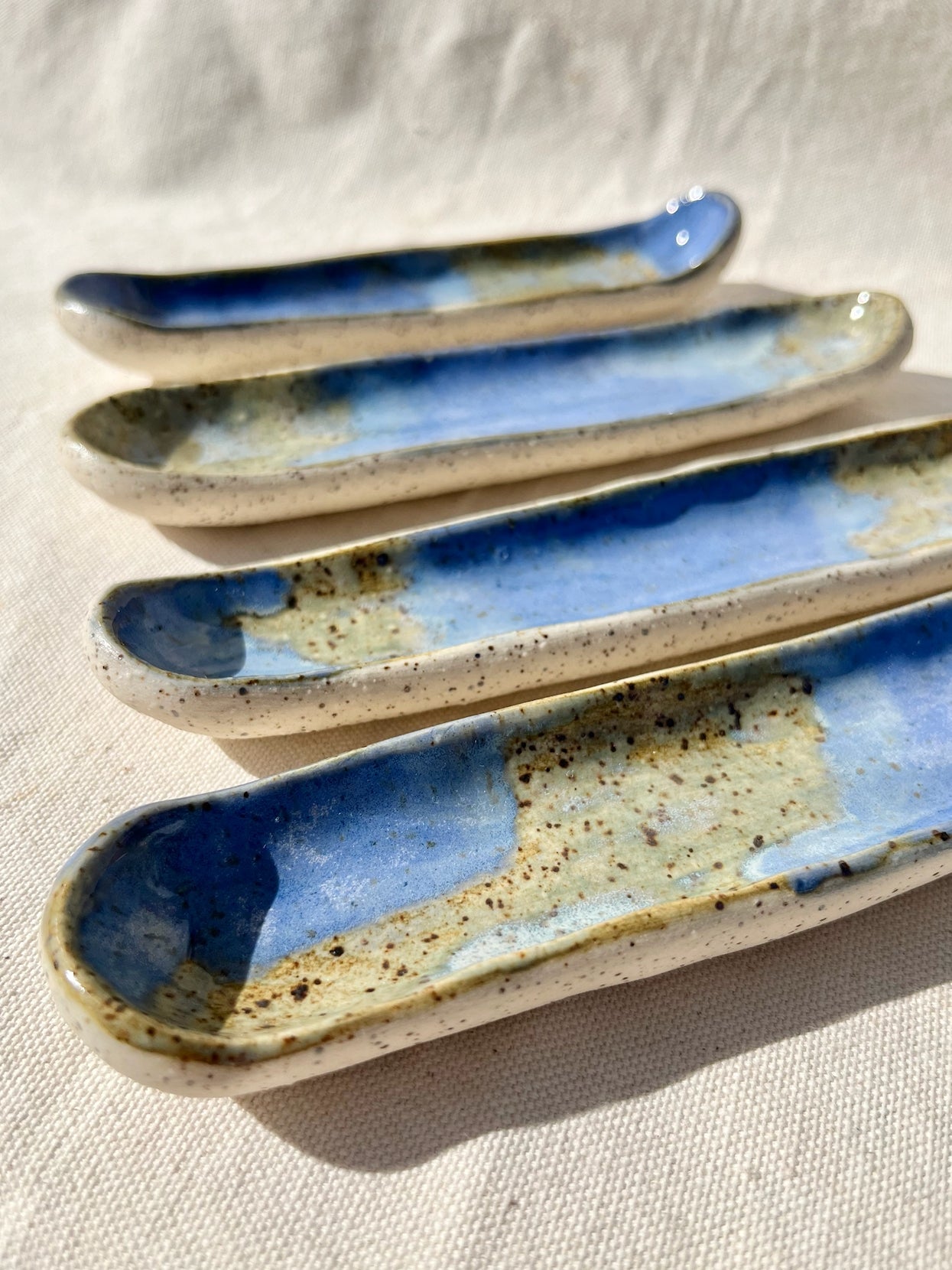 Speckled white clay + a mix of two beautiful blue and green hued glazes. A lovely space to place jewelry, cone incense, to rest your Palo Santo...olives for your tapas meal? Hand built, glazed and fired in slo, ca by roaming barefoot ceramics.