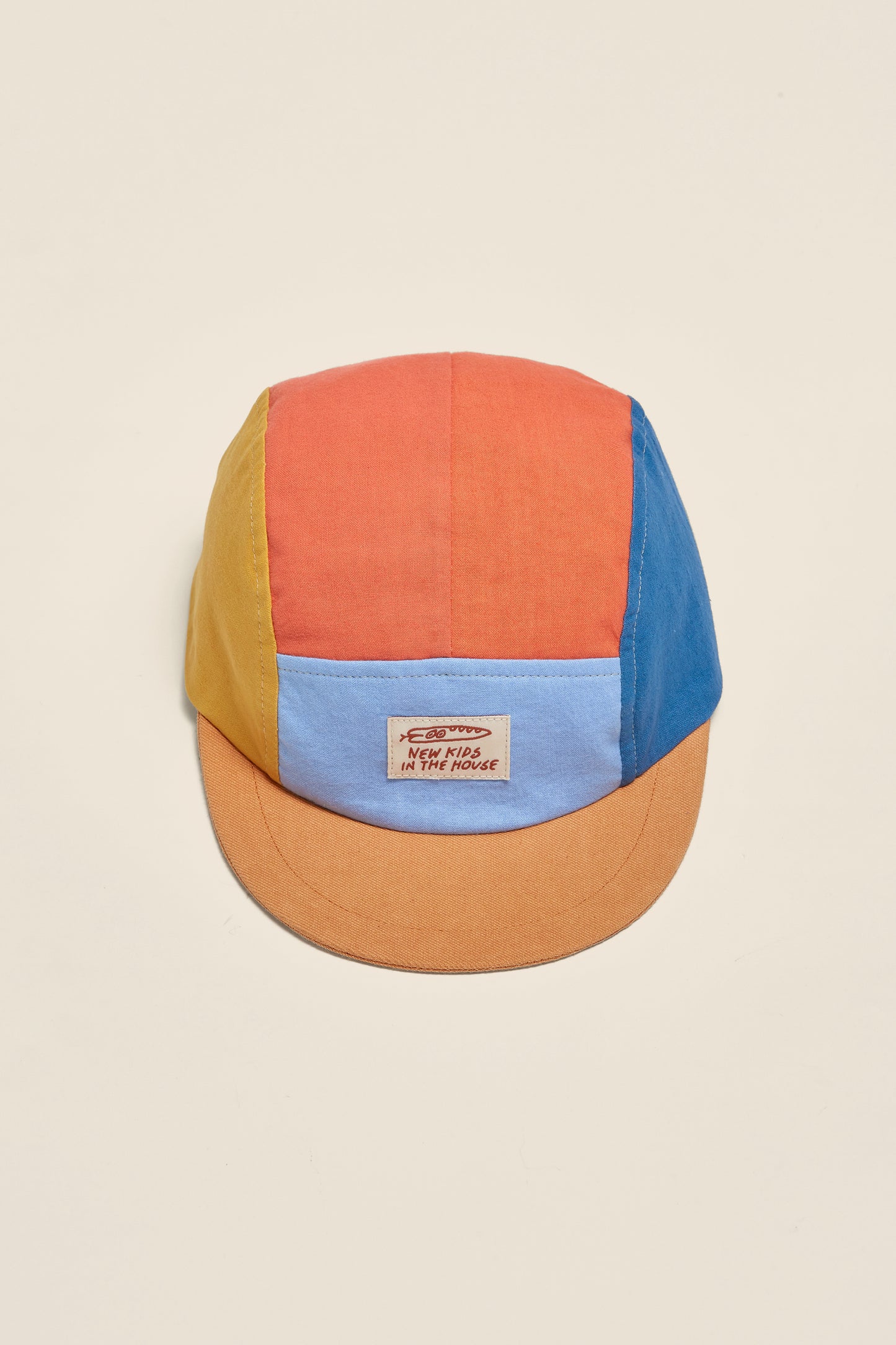 Calvin is a 5-panel cap for kids aged between 2 and 6. It is adjustable, so it grows with your kid. Made from pre-used bedlinen, with cotton lining & soft visor. - Made in Germany