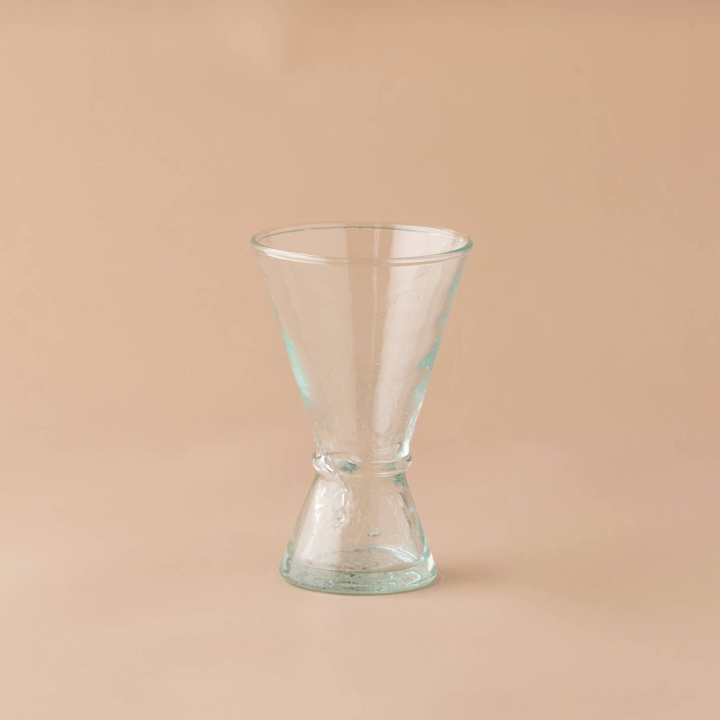 The unique sculptural shape of the wine glass is eye catching in its simplicity and brings out the best of your favorite wine and are ideal for entertaining. Handblown in morocco using local recycled glass, giving these materials another life.