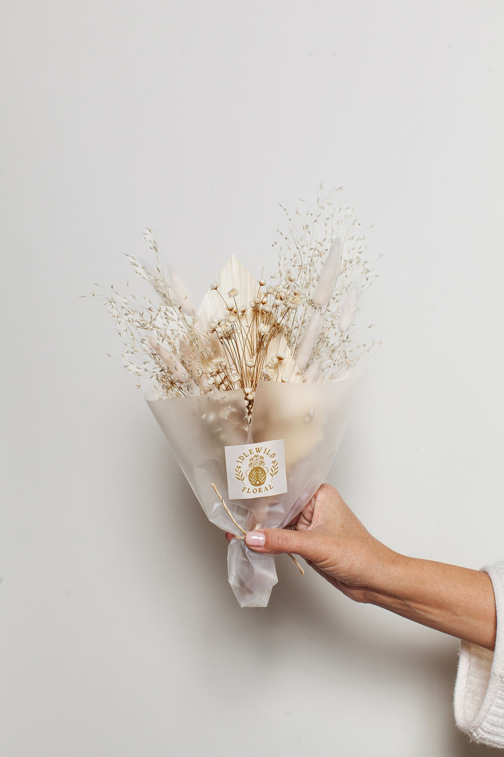 This dried bouquet is carefully arranged by a team of designers in Idlewild Floral Co's California studio, and are made of beautifully preserved long lasting flowers. Perfect paired with a bud vase or as a gift for any occasion. Each bouquet is 12"-14" long x 4"-6" wide.