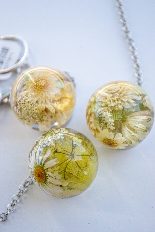 Functional art objects using hand-sourced, dried flowers encased in resin. 

Each piece is one of a kind and totally unique, made by hand in Lee Meszaros' home studio in Hamilton, Ontario.

