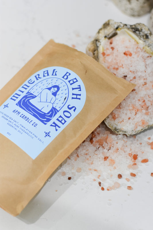  Unwind Bath Soak relaxes the mind, promoting a peaceful sleep with a relaxing aroma while containing anti-inflammatory and antibacterial properties that nurture smooth, healthy skin and relieves irritations.