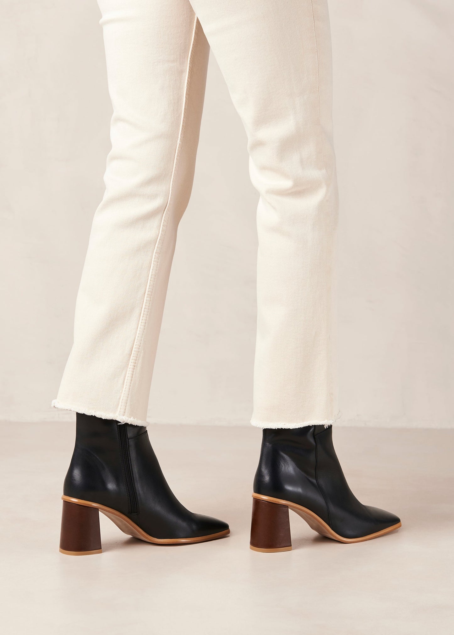If you don’t know where to go, go West. These sustainable black boots with a block heel give off the ultimate vintage vibes. Sustainably made in Spain. Alohas West Black Vintage Leather Boot.