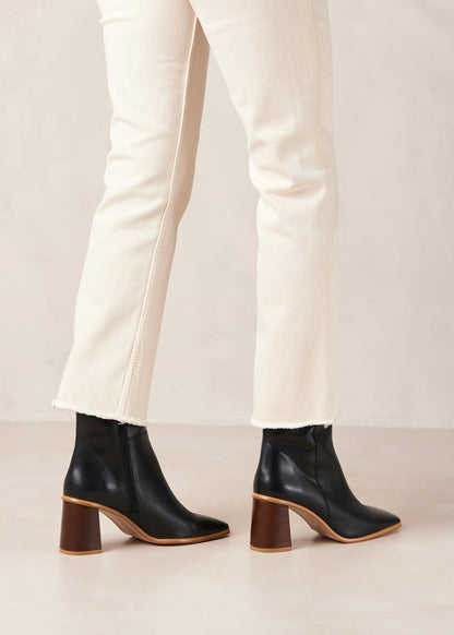 If you don’t know where to go, go West. These sustainable black boots with a block heel give off the ultimate vintage vibes. Sustainably made in Spain. Alohas West Black Vintage Leather Boot.