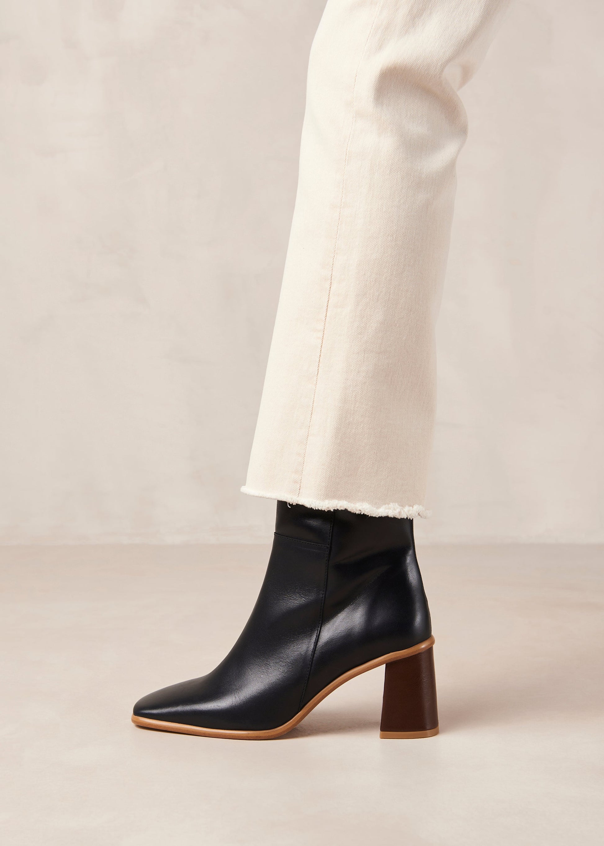 If you don’t know where to go, go West. These sustainable black boots with a block heel give off the ultimate vintage vibes. Sustainably made in Spain. Alohas West Black Vintage Leather Boot.