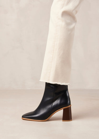 If you don’t know where to go, go West. These sustainable black boots with a block heel give off the ultimate vintage vibes. Sustainably made in Spain. Alohas West Black Vintage Leather Boot.
