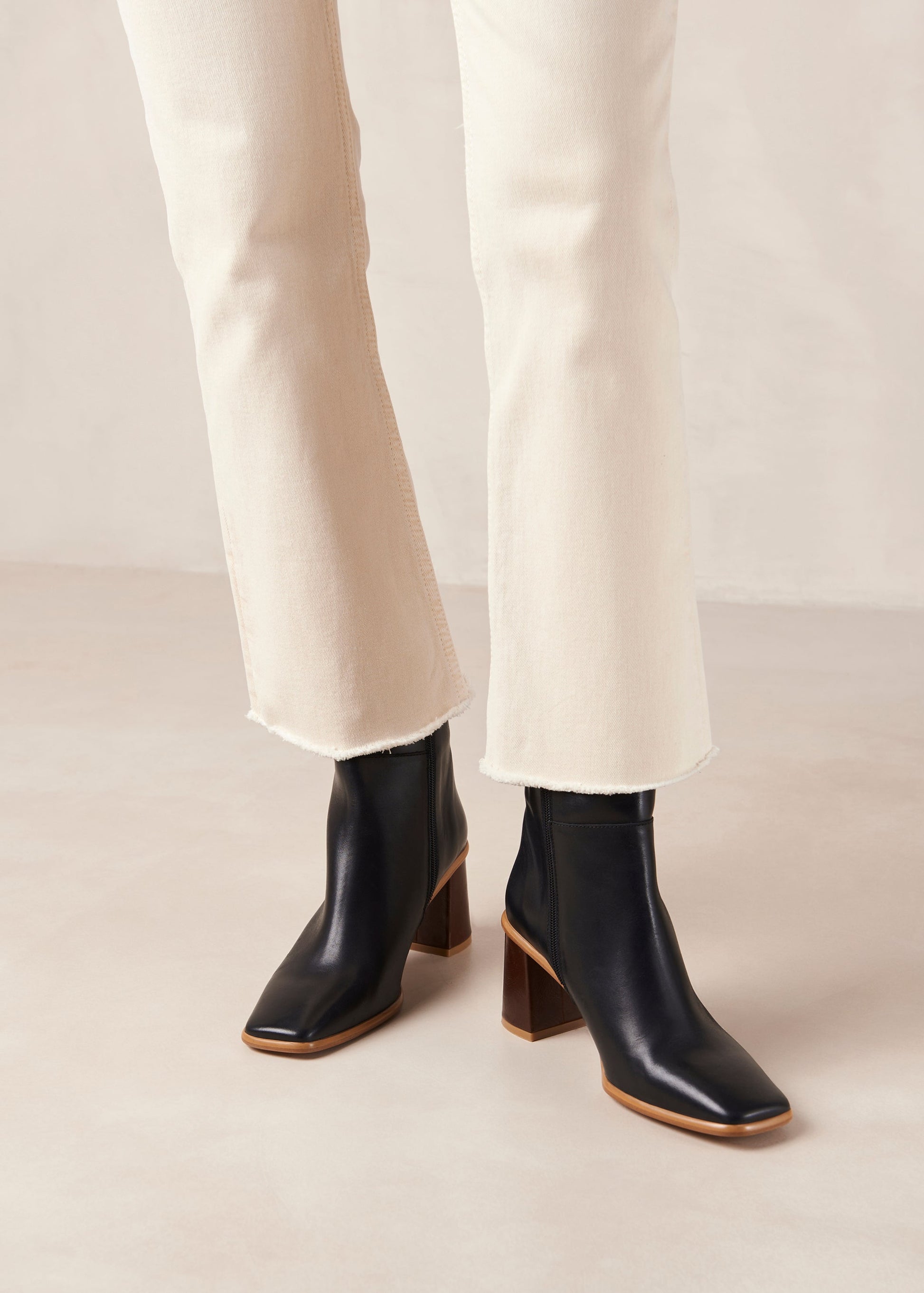 If you don’t know where to go, go West. These sustainable black boots with a block heel give off the ultimate vintage vibes. Sustainably made in Spain. Alohas West Black Vintage Leather Boot.