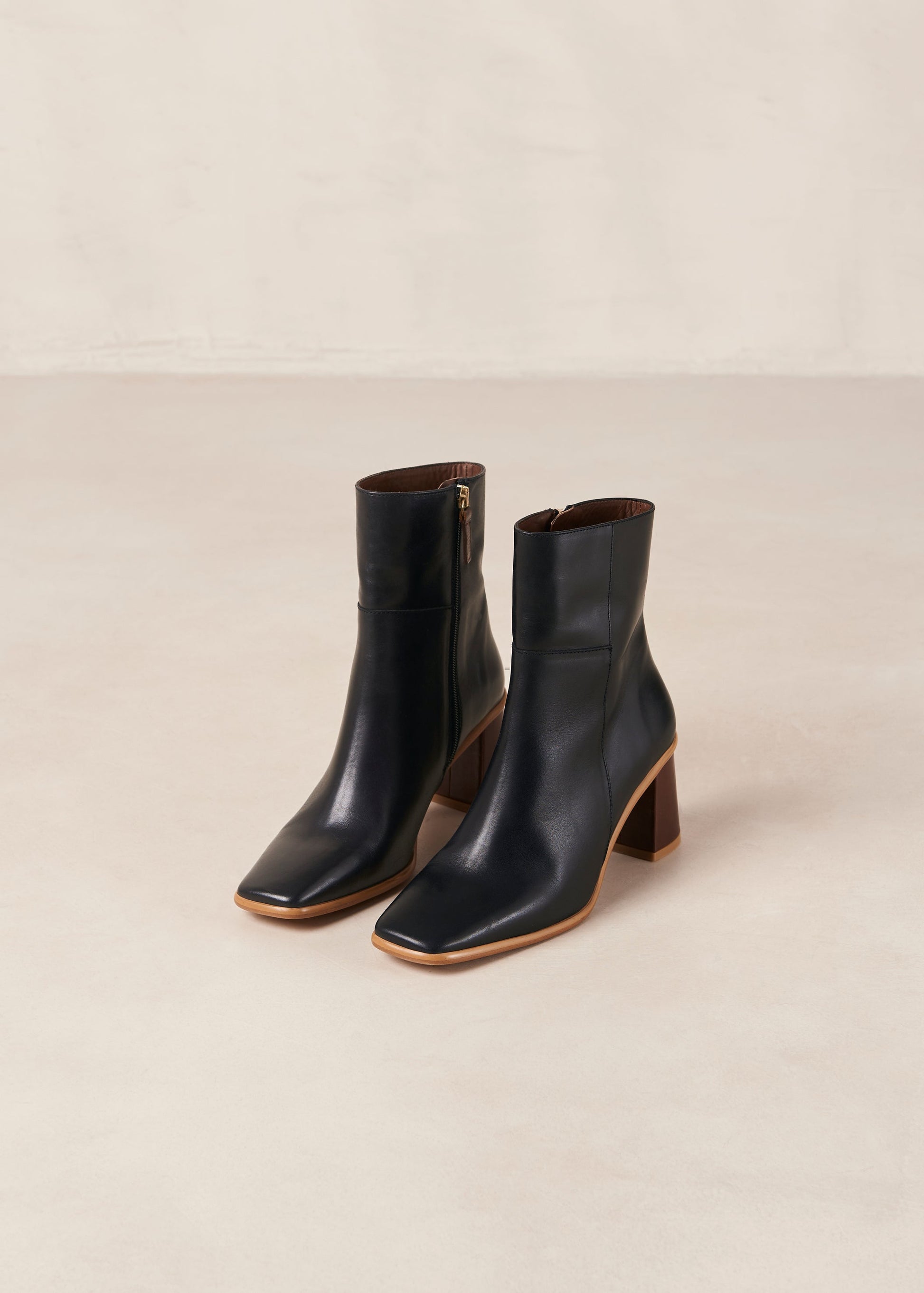 If you don’t know where to go, go West. These sustainable black boots with a block heel give off the ultimate vintage vibes. Sustainably made in Spain. Alohas West Black Vintage Leather Boot.