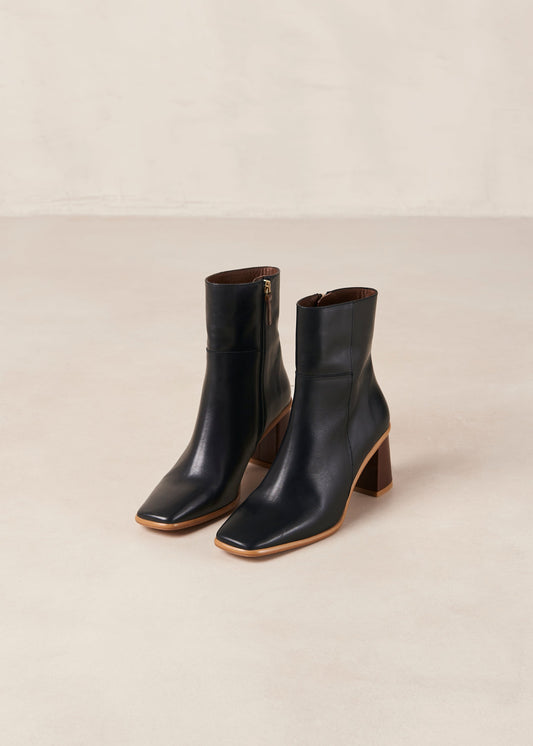 If you don’t know where to go, go West. These sustainable black boots with a block heel give off the ultimate vintage vibes. Sustainably made in Spain. Alohas West Black Vintage Leather Boot.