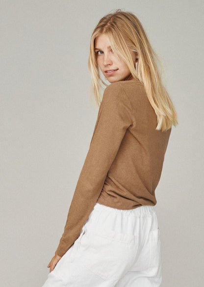 Made from a perfectly weighted hemp blend in the same flattering chic silhouette as our best selling Lorel Tee but with full-length sleeves. Super soft with a slightly textured finish, it's the perfect anytime layering piece all year round.