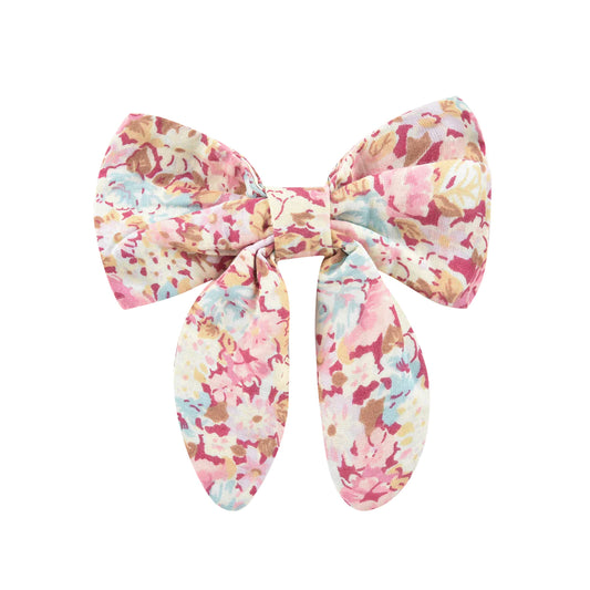 A clip on hair accessory with a decorative bow. Made with 100% organic cotton. Louise misha gilla hair clip.