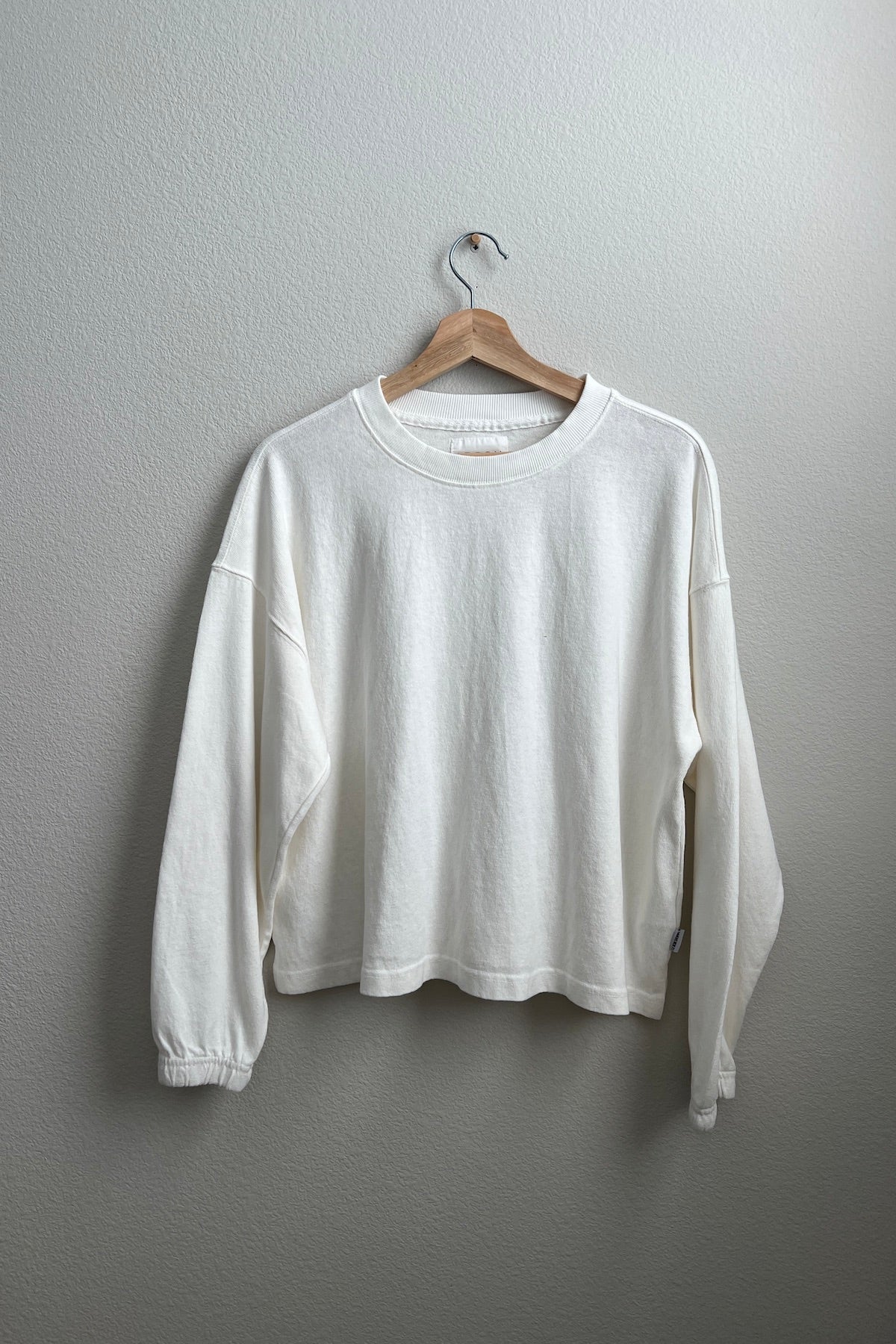 le bon shoppe naturelle long sleeve tee sweatshirt made with organic cotton in white cotton
