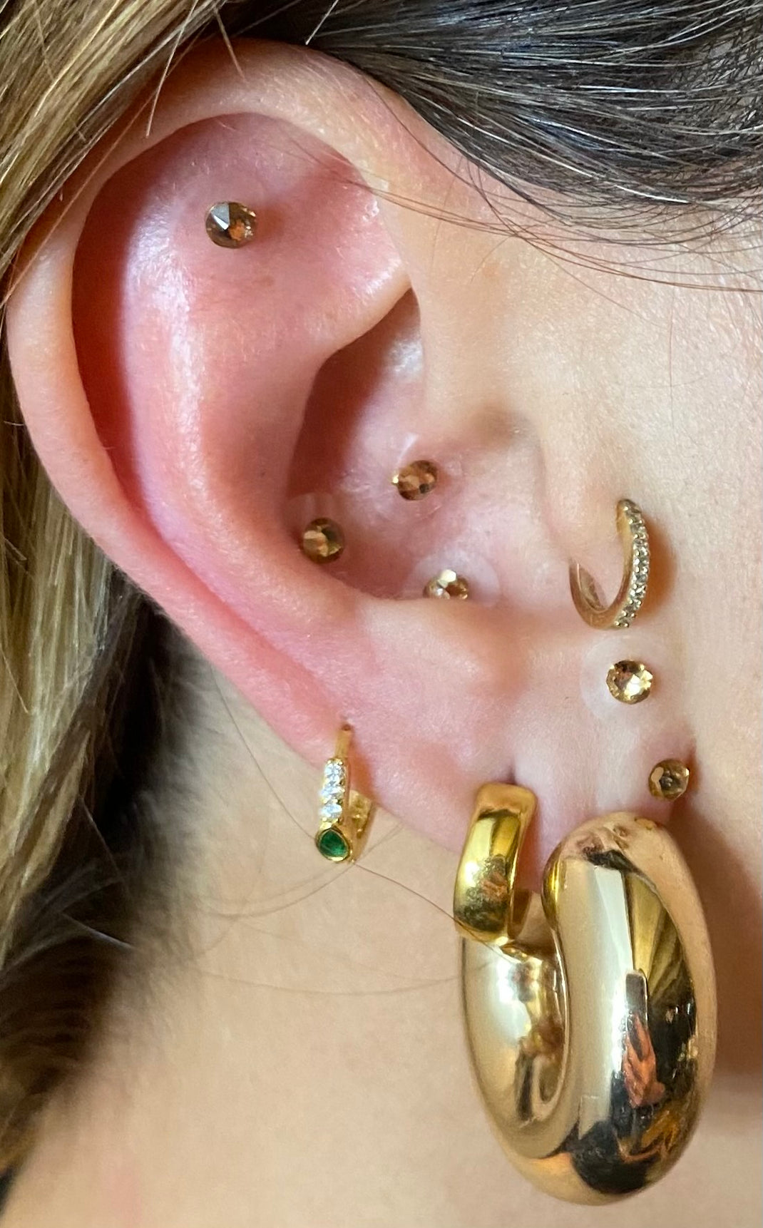 These ear seeds are made with 24k gold plated metal pellets with beautiful gold crystals on top. The light continuous pressure on the acupoints of the outer ear stimulates a response in the nervous system towards health. Each kit includes enough seeds for four treatments and detailed how-to instructions.