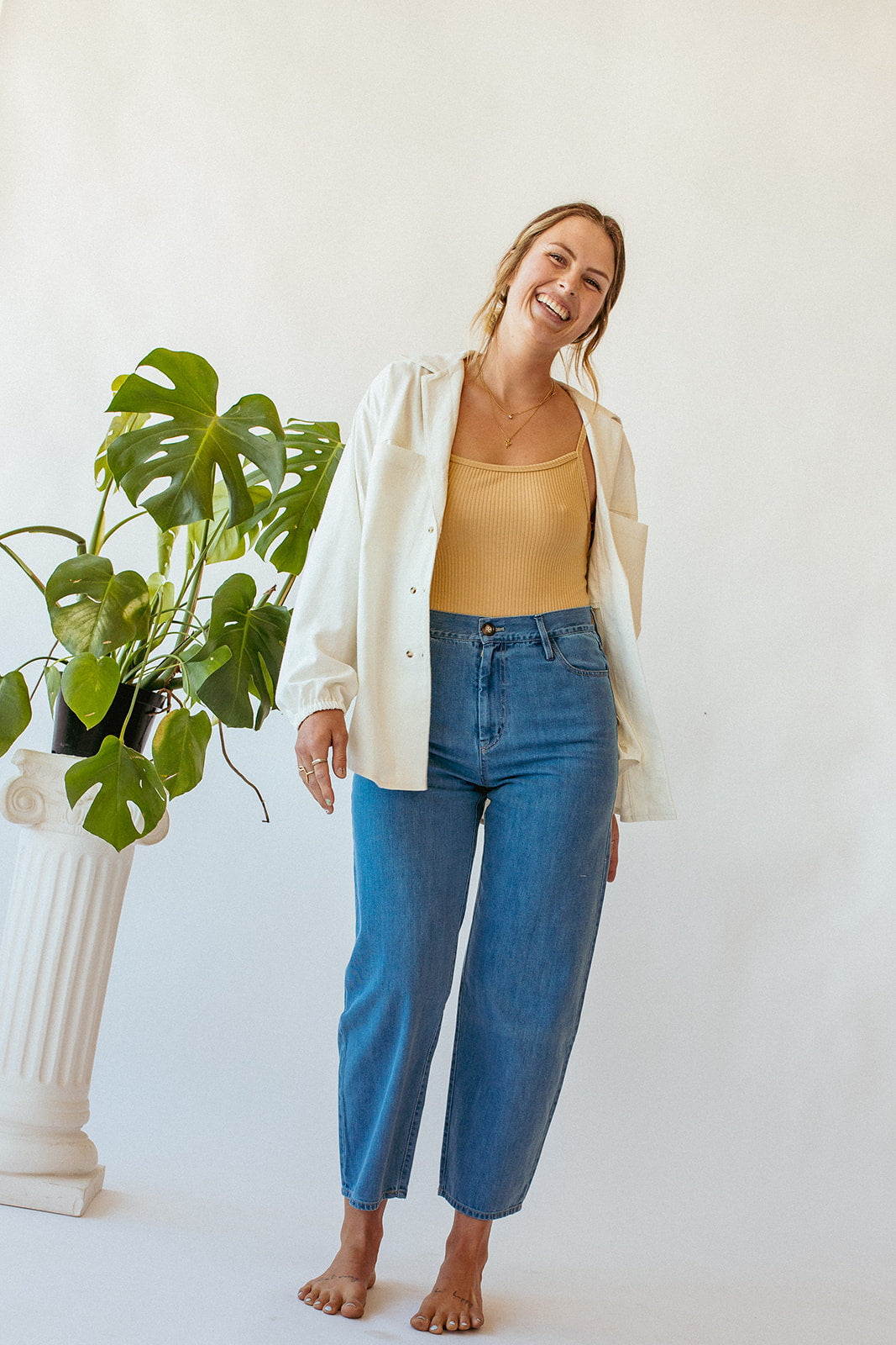 A high waisted "balloon" style leg, essentially a wide leg with a tapered ankle, with contrast stitching. Ethically made with 100% cotton in Portugal.