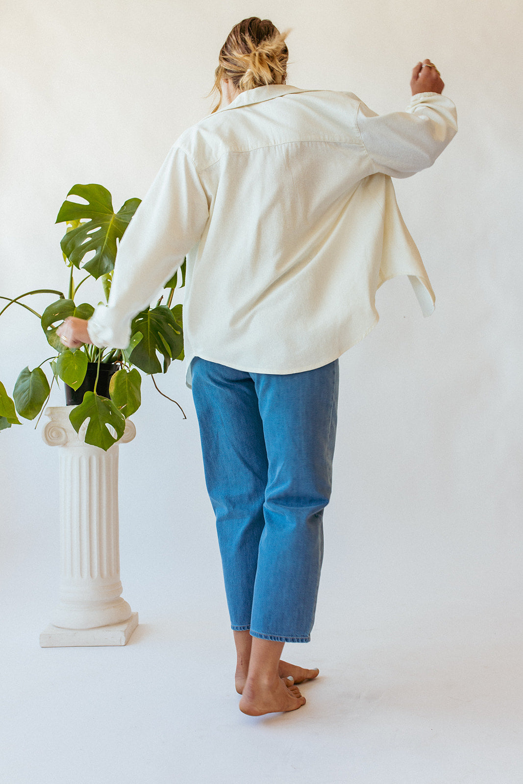 A high waisted "balloon" style leg, essentially a wide leg with a tapered ankle, with contrast stitching. Ethically made with 100% cotton in Portugal.