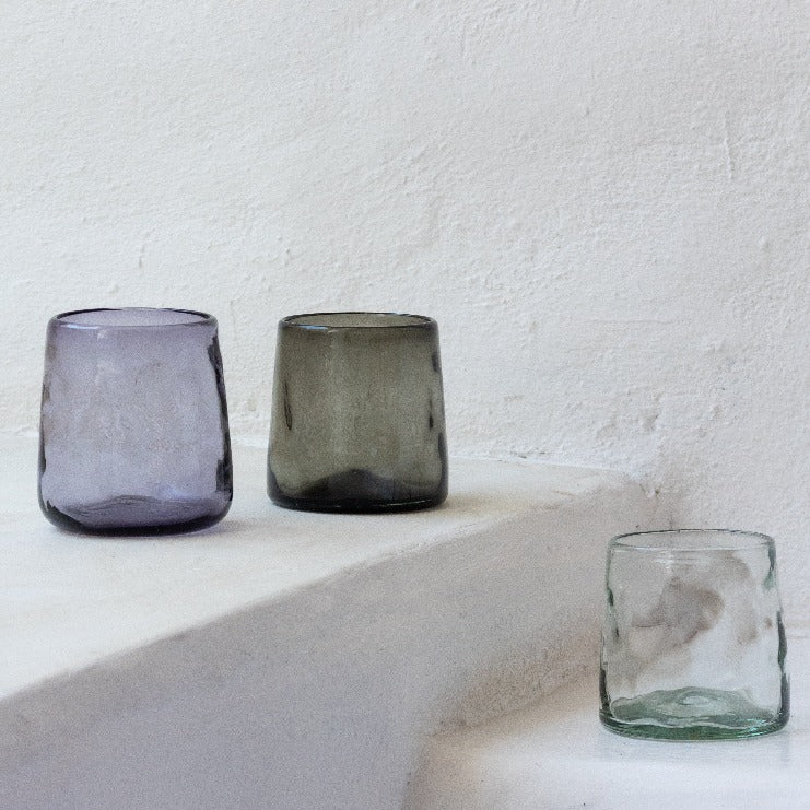 Organically shaped purple glass tumblers. Each glass is manufactured individually, preserving the artisanal essence with a modern and contemporary touch. Handmade in Mexico.