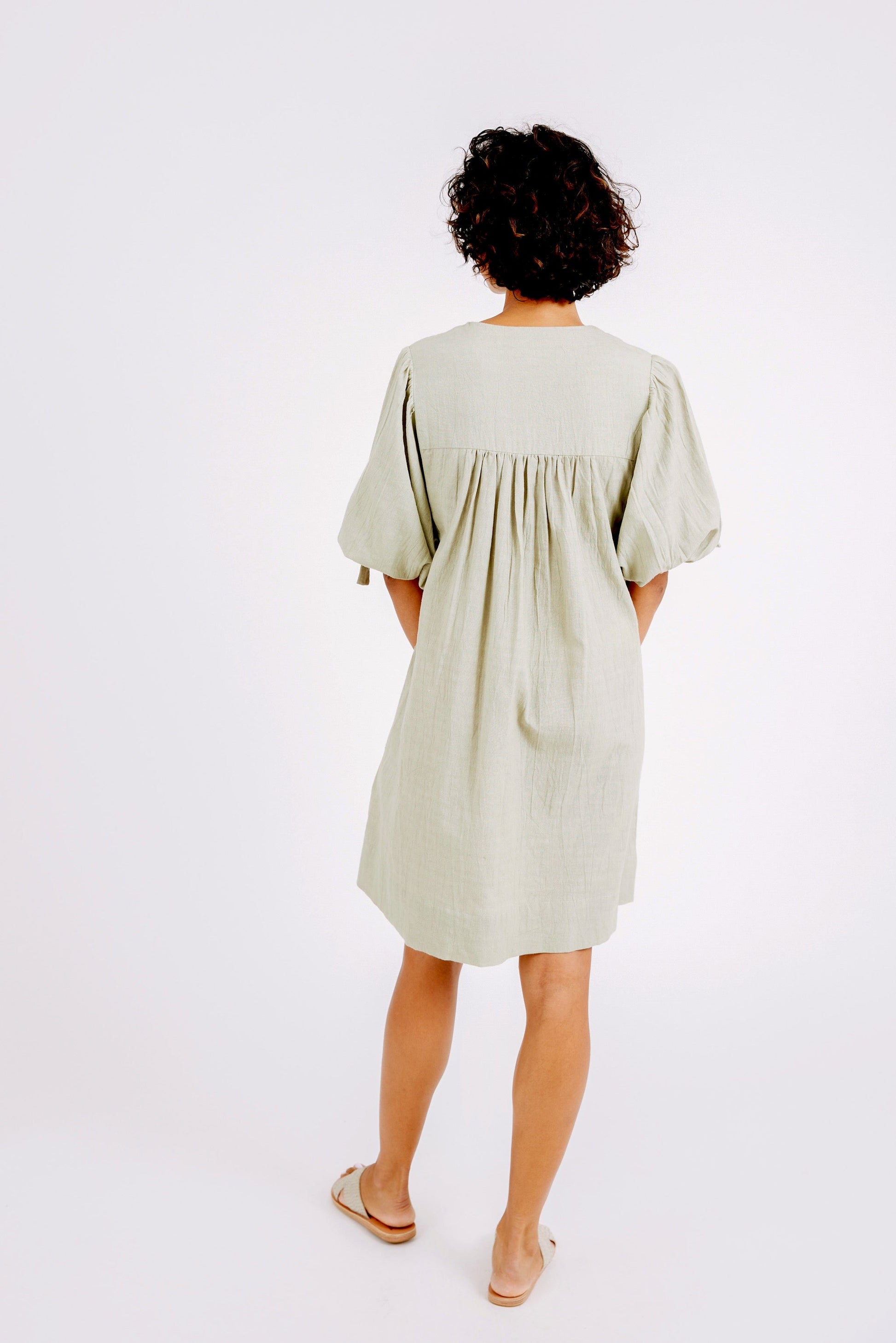 An easy, pullover style dress with a relaxed fit, made with 100% cotton that's hand loomed to give it a linen feel. Ethically made in India.