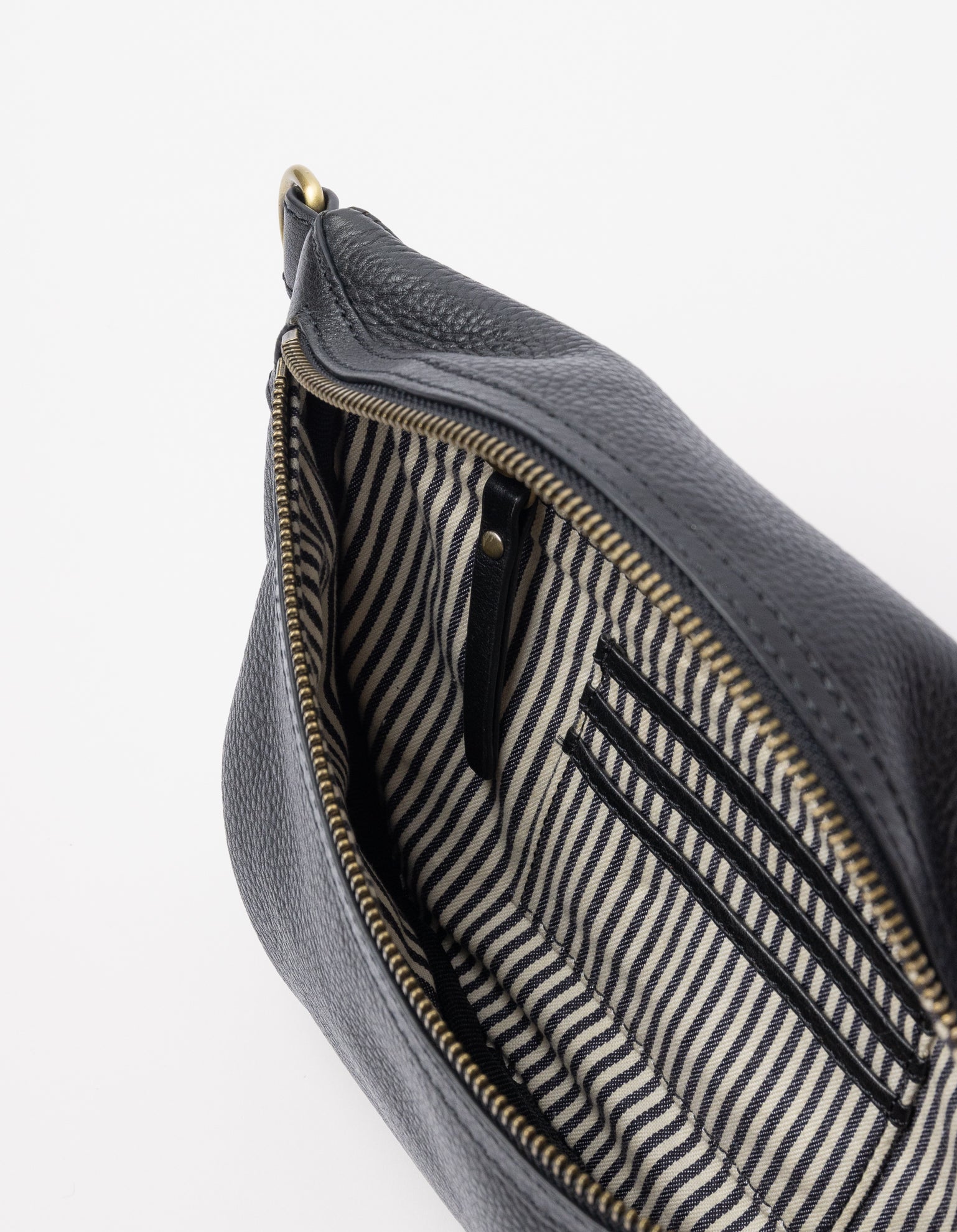 Milo, O My Bag's new soft grain bum bag, is the epitome of sleek practicality. This minimalist leather bum bag is designed for those who are always on the go and need their essentials handy. Ethically made in India.
