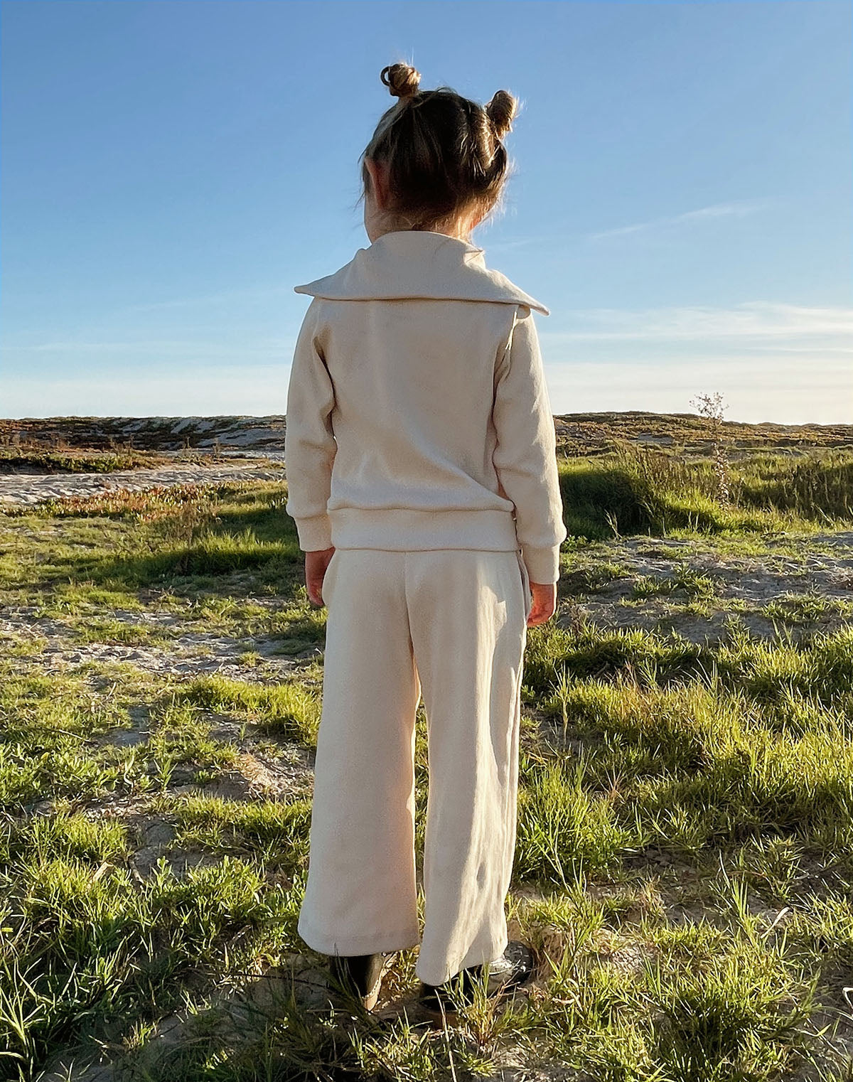 Featuring pockets, a chunky zipper, and an oversized retro-inspired collar, this Half-Zip will be the perfect addition to your fall/winter staples. The sleeve cuff & band detail create a tailored look, elevating this piece to be worn as true Leisurewear. 