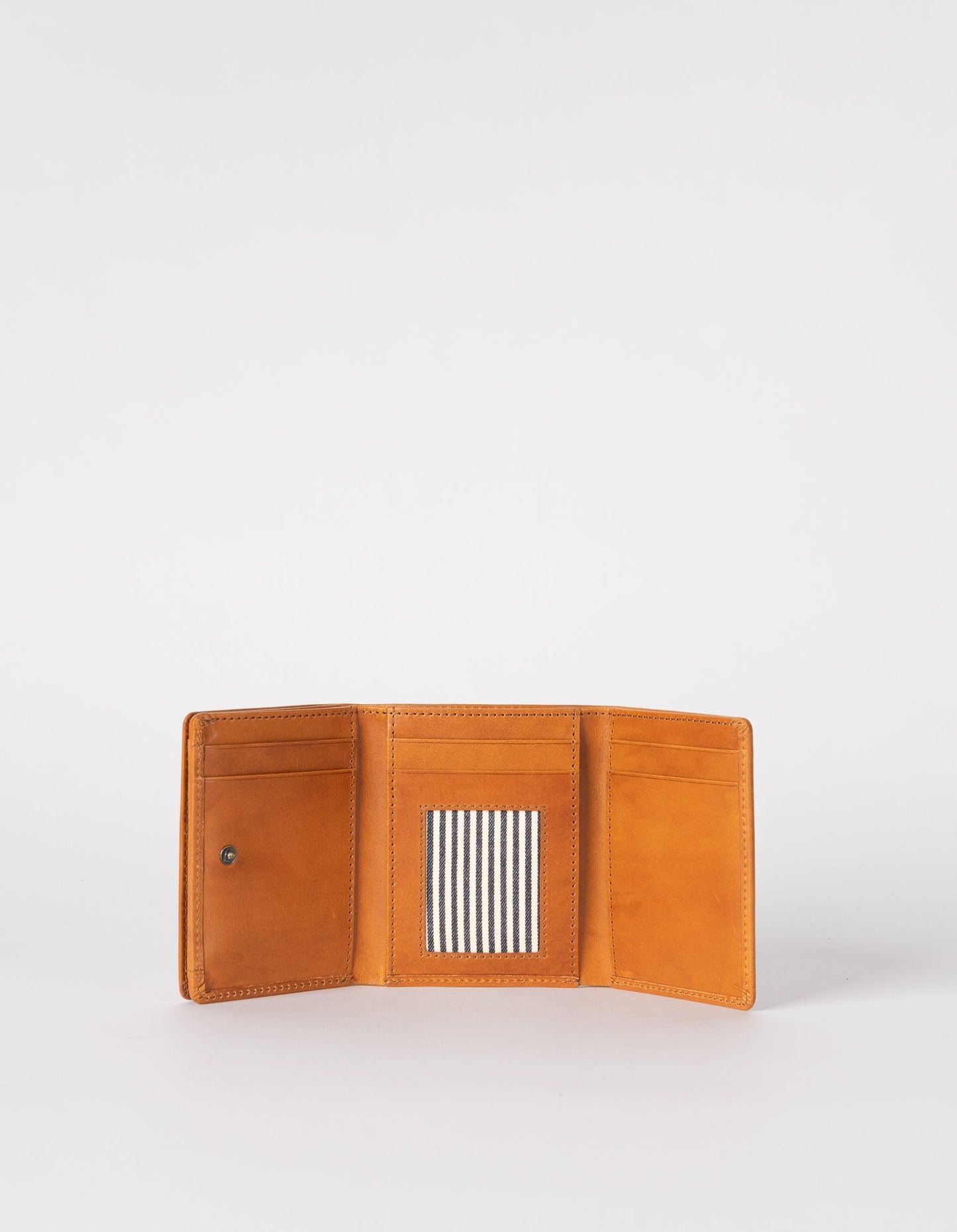 Introducing Ollie, the bill-fold eco-leather wallet that's here to prove that big things do come in small packages – or pockets! Ethically made in India.