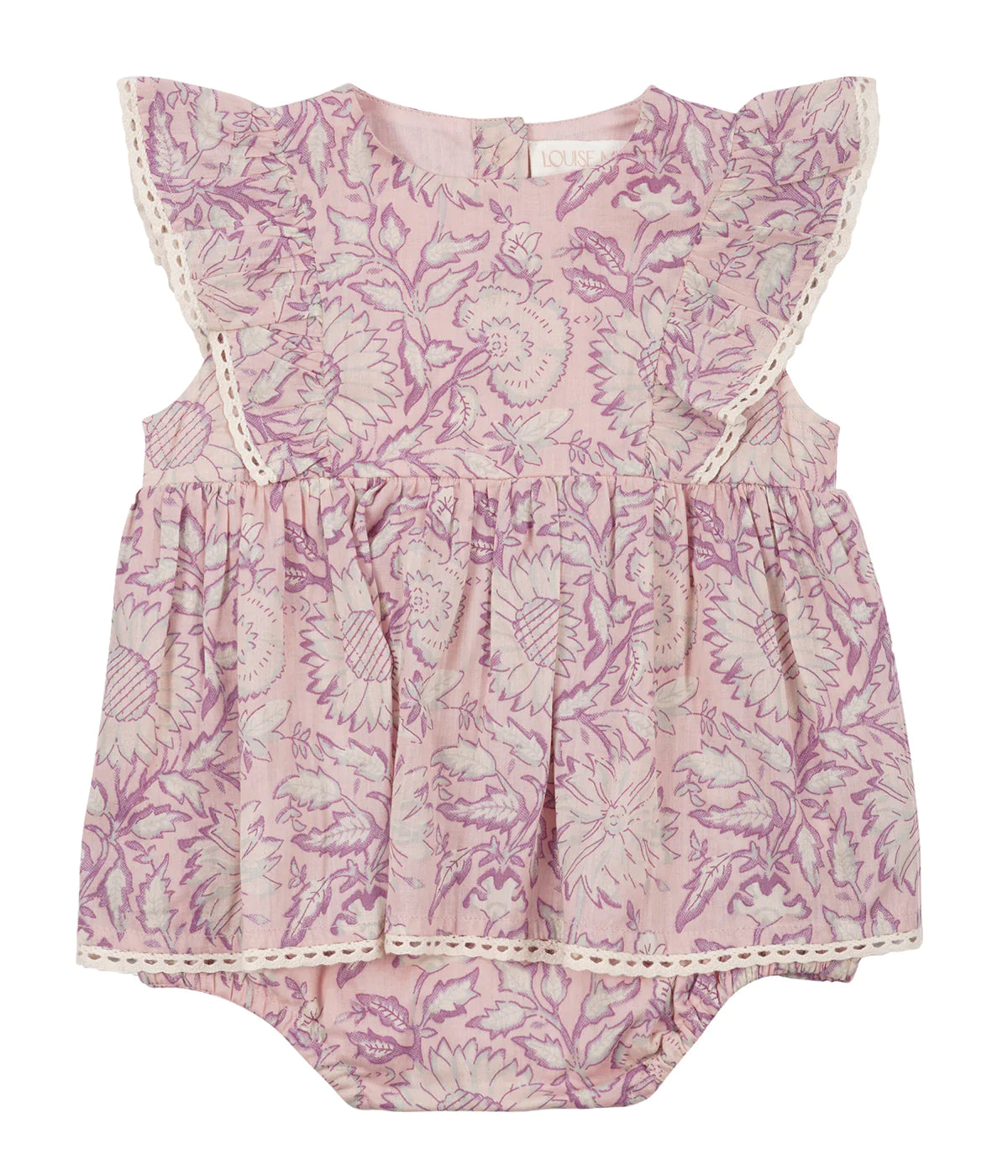 The Lena romper in pink daisy garden has been tailored to look like a pretty dress. Ruffles, gathers and lace mingle in a shimmering round dance, creating a very poetic bohemian piece. Made with 100% organic cotton.
