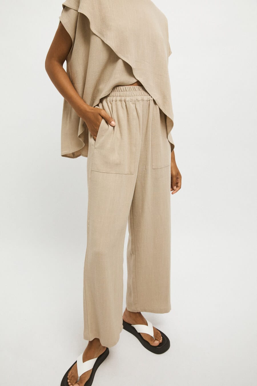 rita row tabita pant / Long linen pants. High-waisted model with covered elastic at the waist, side pockets with stitched detail, back patch pocket and wide legs. Relaxed cut. Ethically made in Portugal.