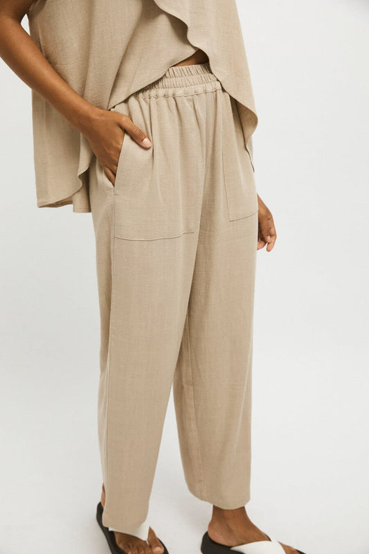 rita row tabita pant / Long linen pants. High-waisted model with covered elastic at the waist, side pockets with stitched detail, back patch pocket and wide legs. Relaxed cut. Ethically made in Portugal.
