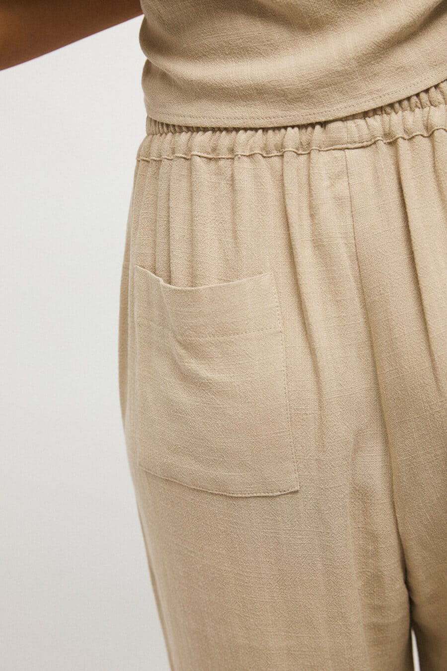 rita row tabita pant / Long linen pants. High-waisted model with covered elastic at the waist, side pockets with stitched detail, back patch pocket and wide legs. Relaxed cut. Ethically made in Portugal.