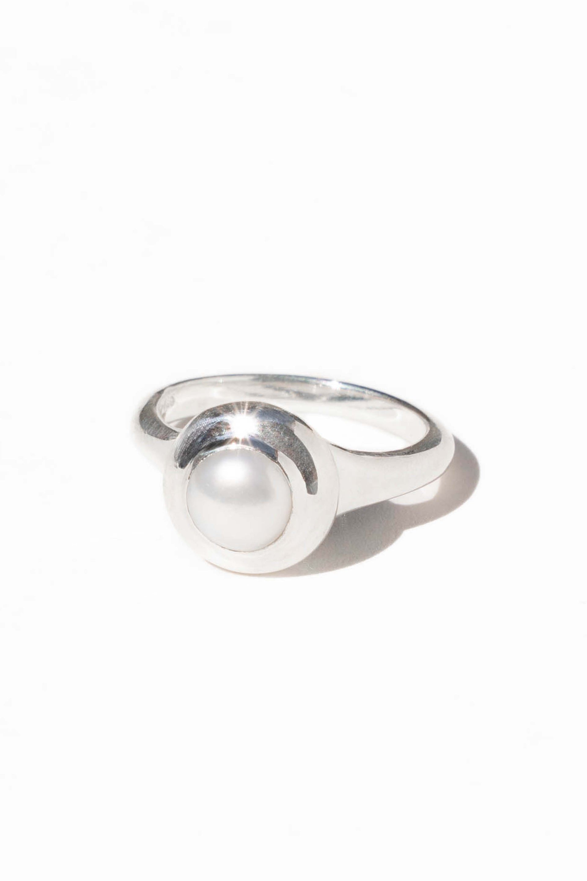 Moneh Brisel Pearlita Signet Ring