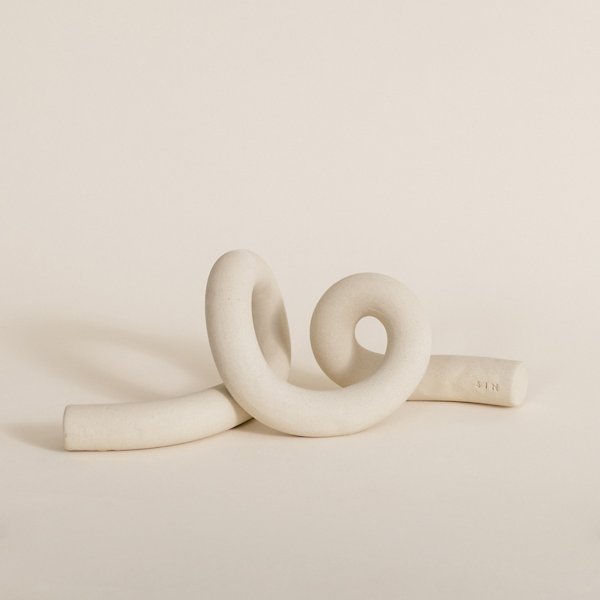 Meet Ollis, a cheeky take on a "knot" with curves to enjoy from any angle. Enjoy it as a paperweight or as an art object that serves to remind that the best things in life aren't always fleeting. Handmade in Brooklyn, NY.
