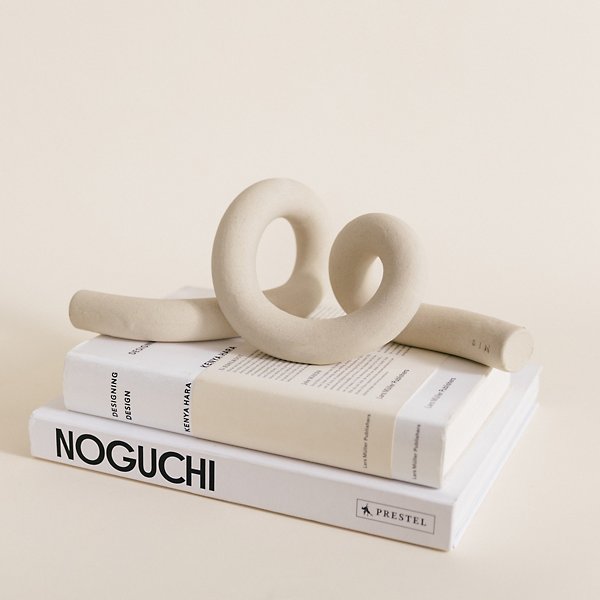 Meet Ollis, a cheeky take on a "knot" with curves to enjoy from any angle. Enjoy it as a paperweight or as an art object that serves to remind that the best things in life aren't always fleeting. Handmade in Brooklyn, NY.
