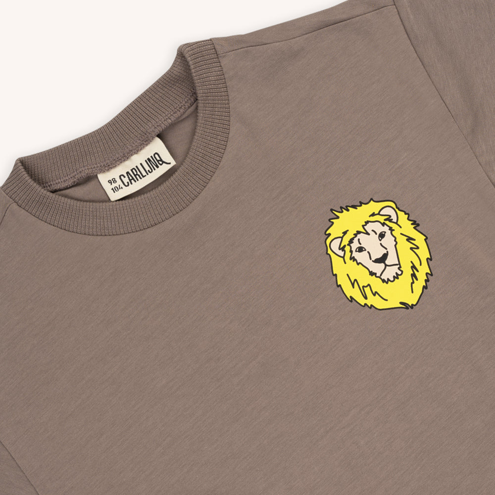 Brown crewneck tee with yellow lion accent on the front.   Ethically produced, colorful and fun with an eye towards comfort, style and joy. Modern and sustainable kids clothing by CarlijnQ of the Netherlands.