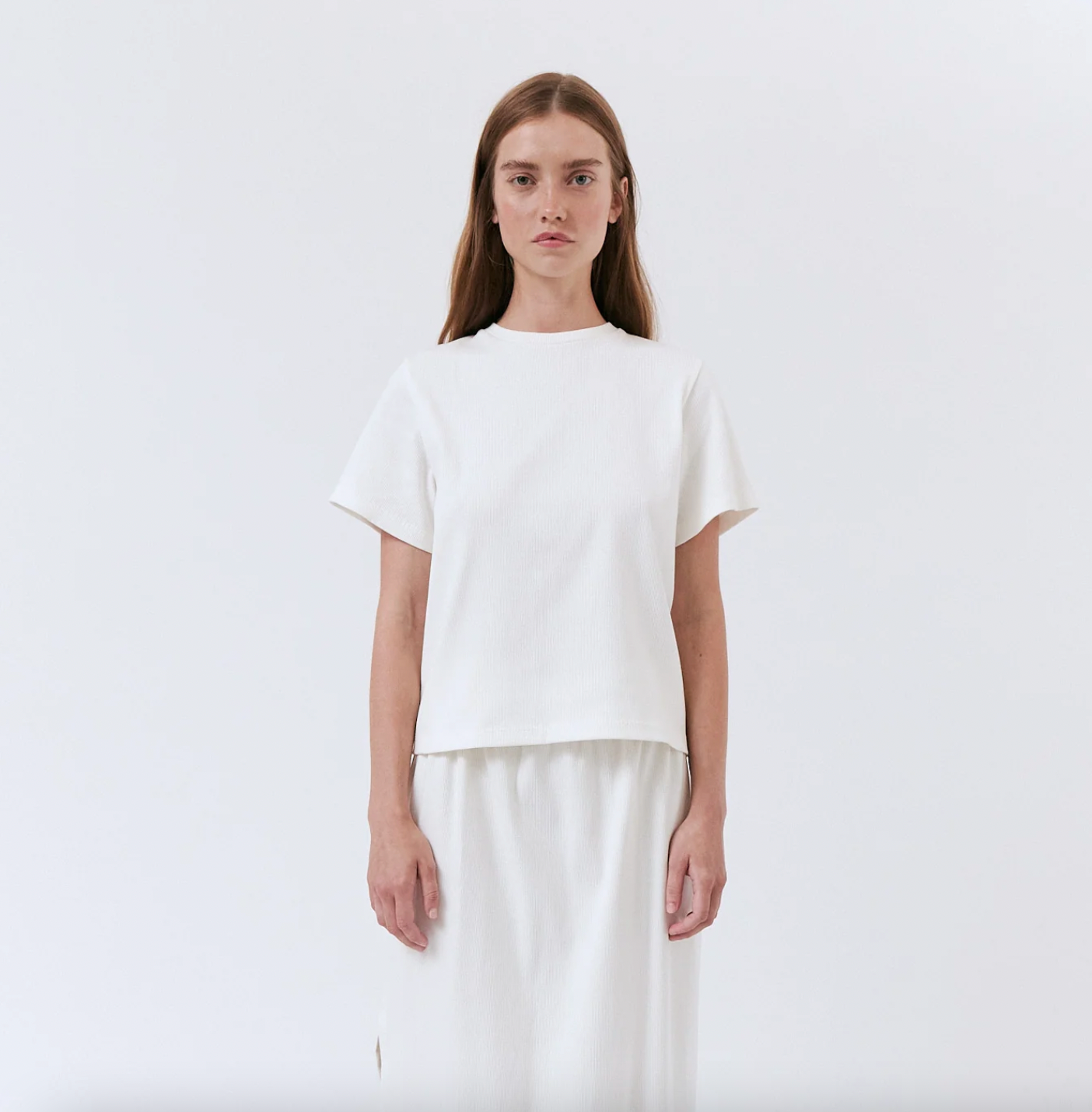 amt. studio Bahia ribknit t-shirt is perfect to use all year long. Not too long, so pairs perfectly with your high waisted pants. 100% organic cotton