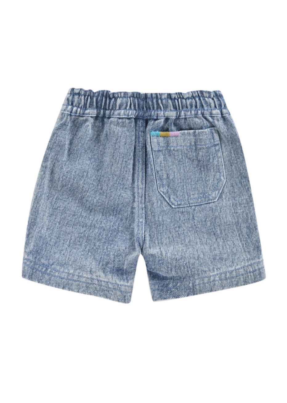 Light denim Bermuda shorts with an elasticized waist and drawstring with two-tone embroidered end. Made with 100% organic cotton. Louise misha obiki shorts in stone blue.