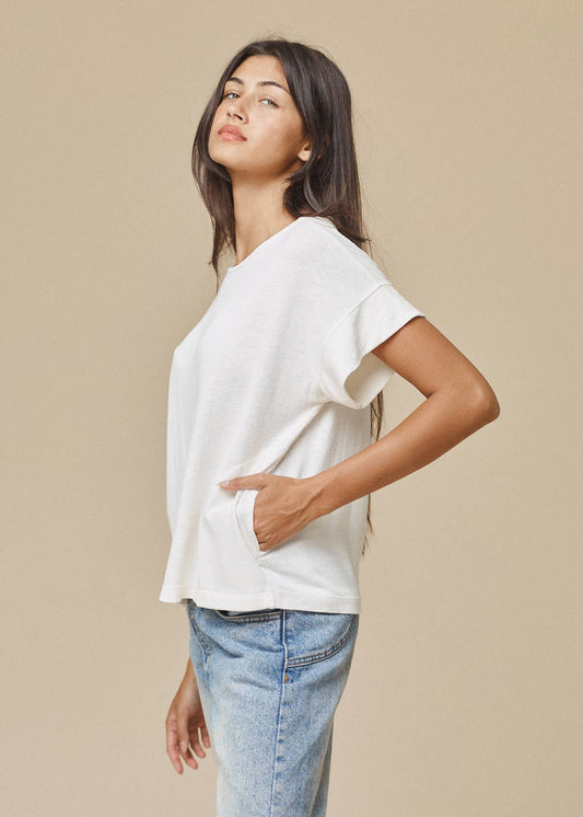 For all the pocket lovers: we see you. A boxy shape and slightly slubby texture with two slim pockets to stash the moonbeams and mushrooms you collect. 55% Hemp 45% Organic Cotton. Sustainably made in Los Angeles. Jungmaven Taos top