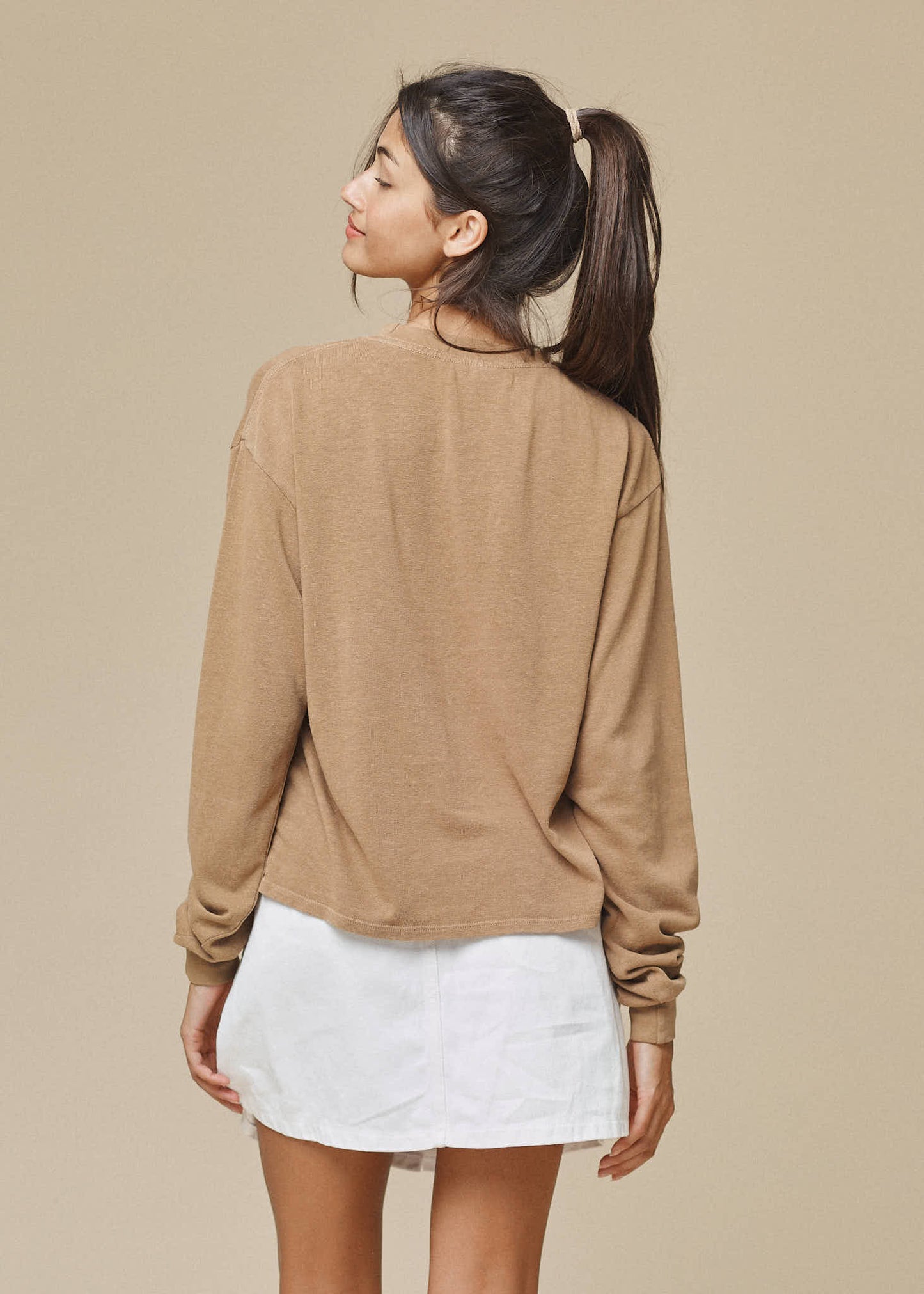 Inspired by 90's band tees and cropped to the perfect length for pairing with high-waisted bottoms. The slightly relaxed fit makes it the perfect comfy + chic layering piece. Made with hemp and cotton in California.