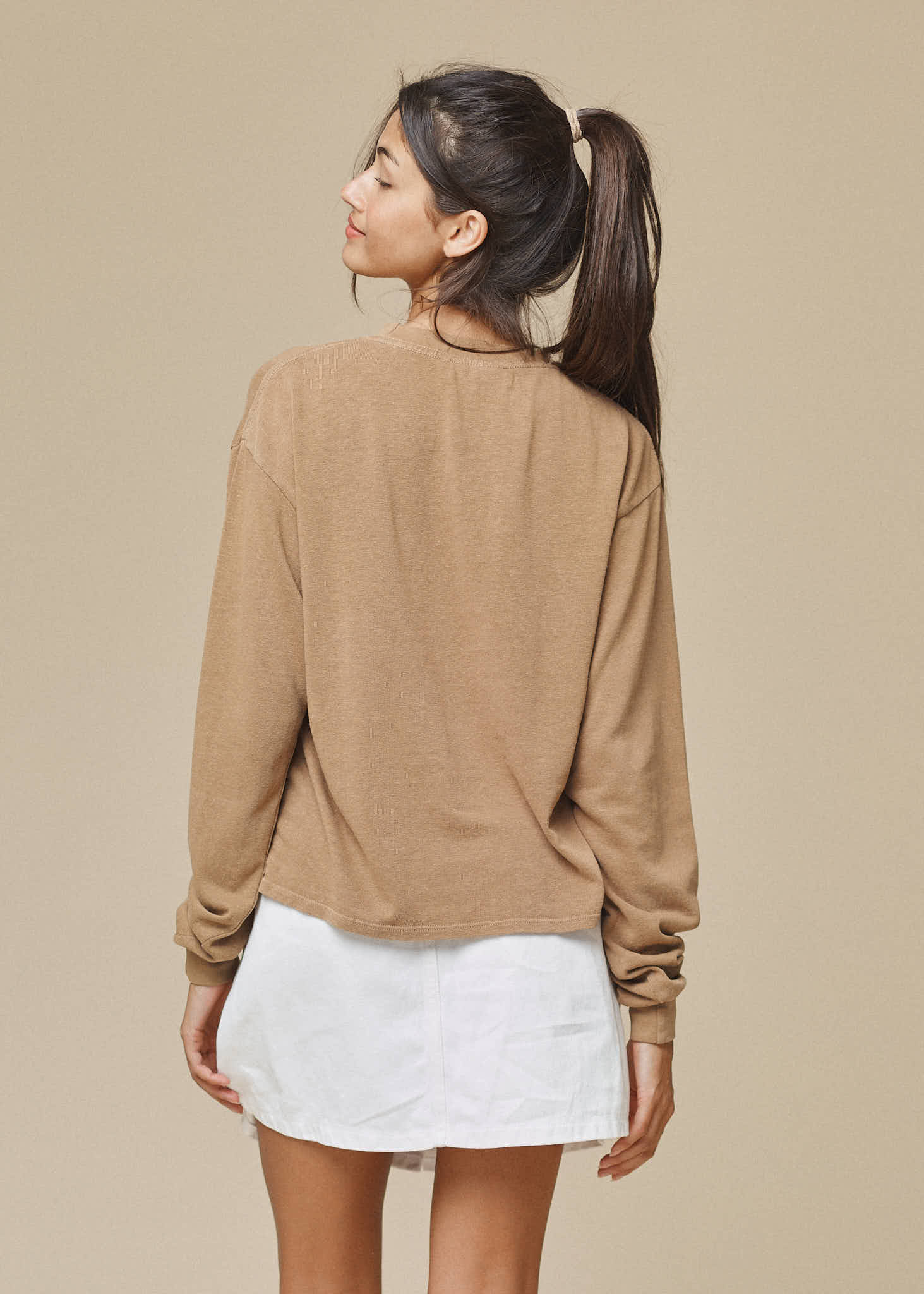 Inspired by 90's band tees and cropped to the perfect length for pairing with high-waisted bottoms. The slightly relaxed fit makes it the perfect comfy + chic layering piece. Made with hemp and cotton in California.