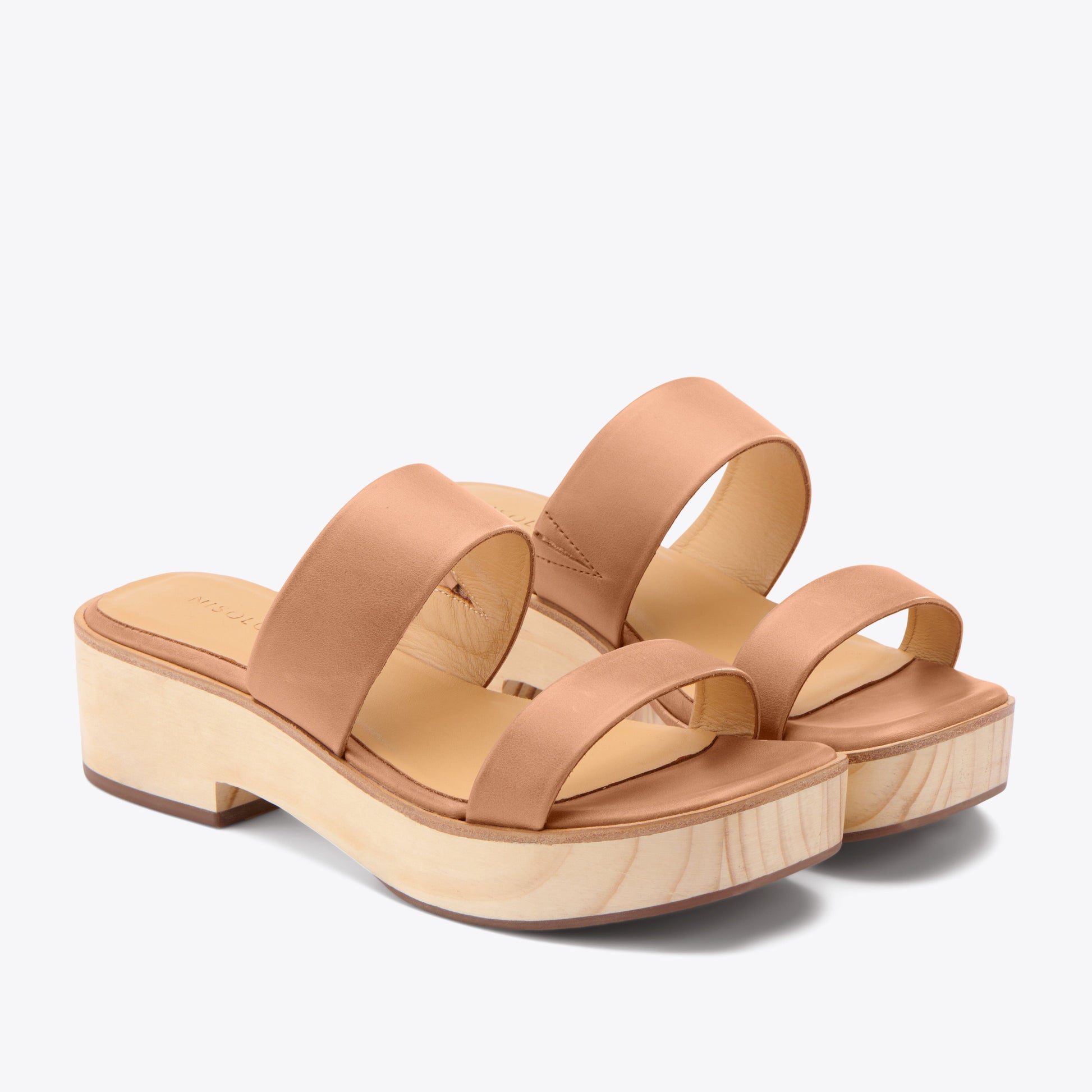 Nisolo Ellie All Day Clog Sandal -  Proof that minimal doesn’t have to mean boring. She’s casual yet sophisticated, and comfortable enough to go anywhere life takes you. These slip on leather clogs have lighweight with wooden soles & elastic for an adaptable fit.