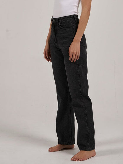 The Pulp Jean has a high rise with a cropped leg. This timeless cut and color will always save you on those days when you just don't know what to wear. Made with 100% Organic Cotton and design in Byron Bay, Australia.