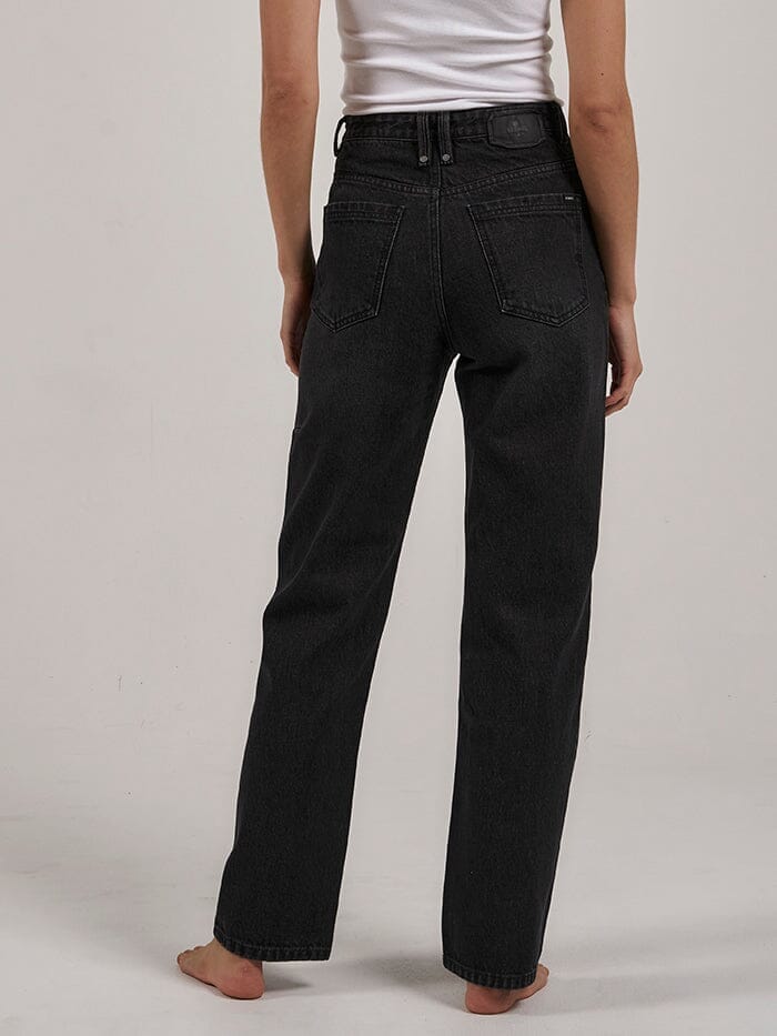 The Pulp Jean has a high rise with a cropped leg. This timeless cut and color will always save you on those days when you just don't know what to wear. Made with 100% Organic Cotton and design in Byron Bay, Australia.