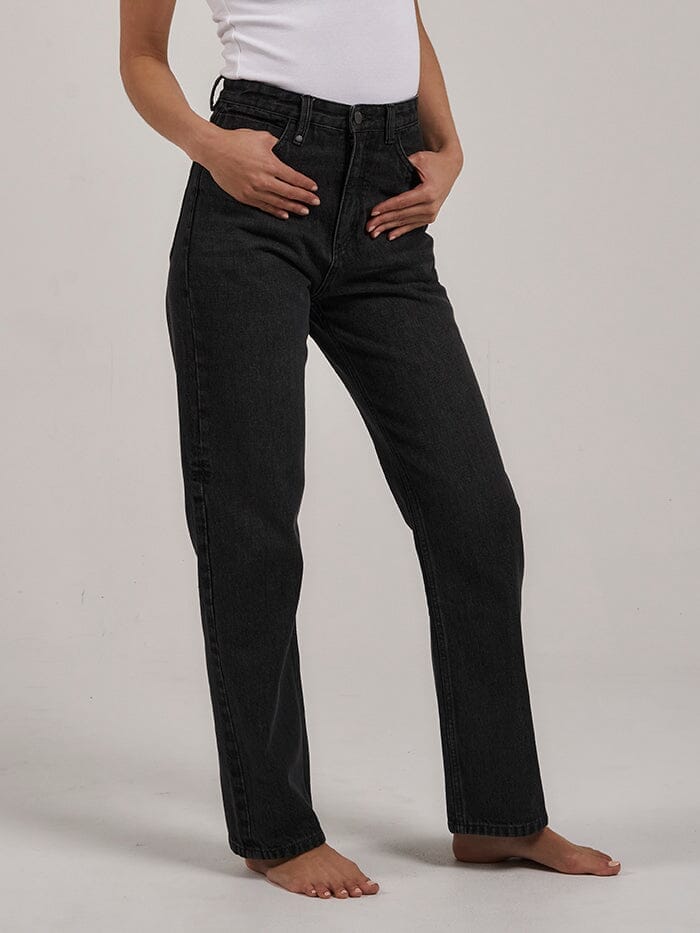 The Pulp Jean has a high rise with a cropped leg. This timeless cut and color will always save you on those days when you just don't know what to wear. Made with 100% Organic Cotton and design in Byron Bay, Australia.